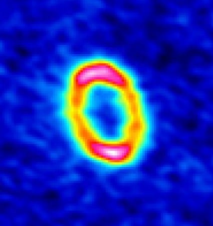 Imagem capturada pelo ALMA do anel de poeira que cerca a estrela jovem Sz 91. Este anel é feito principalmente de partículas de poeira porte mm. A interação entre vários planetas recém-formados e o disco protoplanetário que ainda cerca a estrela provavelmente gera o anel de poeira observado pelo ALMA.