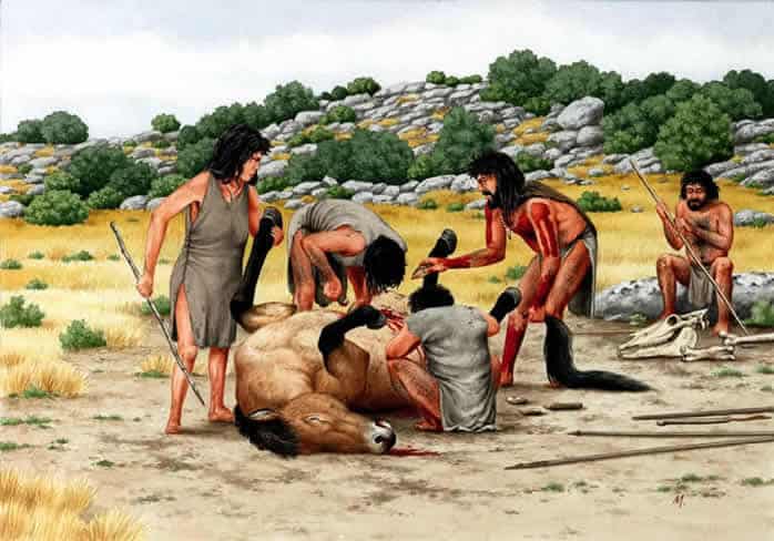 Homens pré históricos usando artefatos em pedra lascada para a caça.