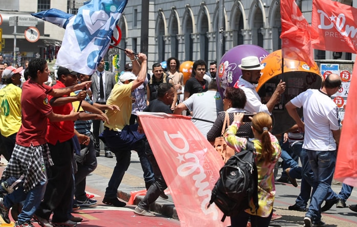 Militantes do PT e do PSDB em confronto no centro de SP. Foto: Michel Filho/Agência O Globo.