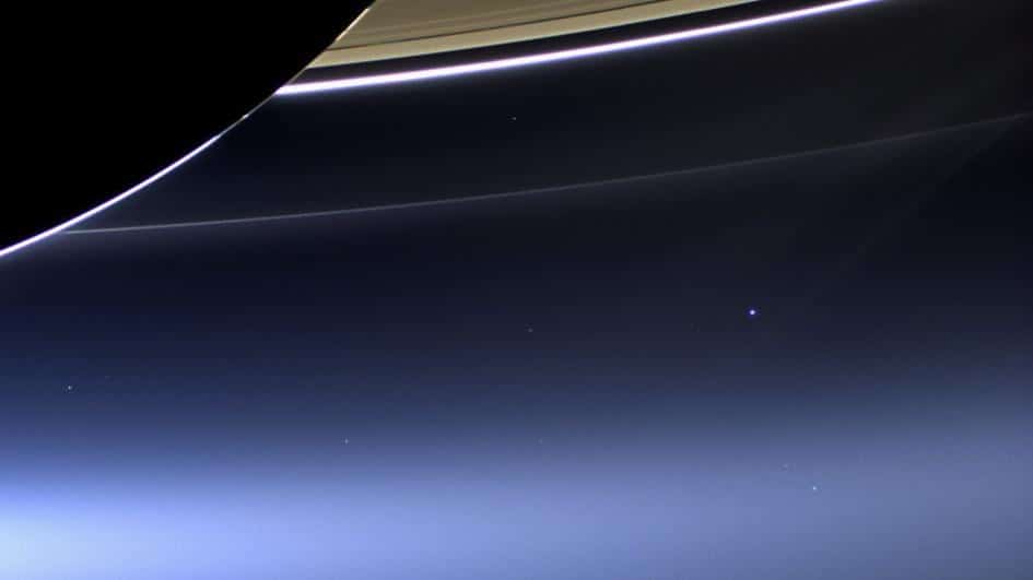 Uma lição de humildade: esse minúsculo ponto azul abaixo do majestoso Saturno é o planetinha que chamamos de casa.
