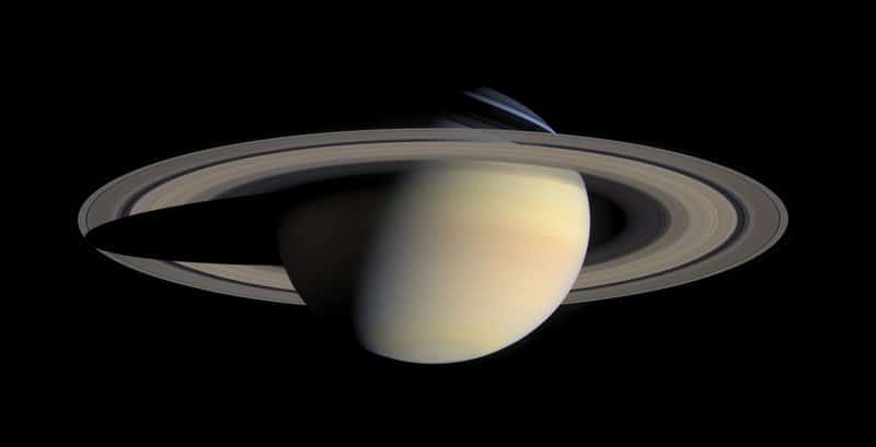 Algumas partes do anel B de Saturno são até 10 vezes mais opacas do que o anel A vizinho, mas o anel B pode pesar apenas duas a três vezes a massa do anel A. Créditos: NASA / JPL-Caltech / Space Science Institute.