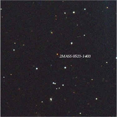 A menor estrela conhecida, 2MASS J0523-1403, como vista com o telescópio de 0,9m do Cerro Tololo, mostrada usando um esquema de cor que se aproxima a sua verdadeira cor.