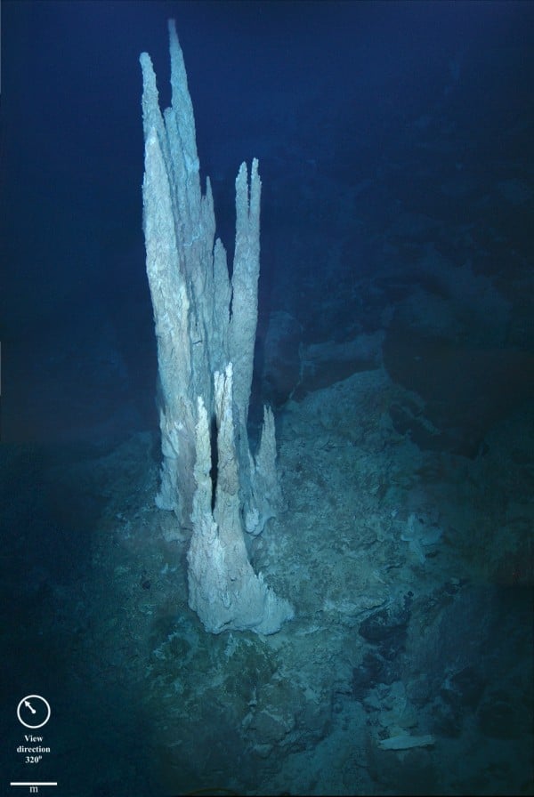 Uma parte de "Lost City", fontes hidrotermais no oceano Atlântico, que podem ser parecidos com o que está acontecendo em Enceladus. Crédito: NASA.