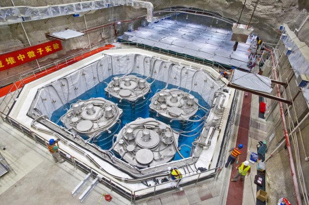 Estes quatro detectores de Daya Bay estão submersos em uma piscina de água ultrapura, que ajuda a proteger contra a ocorrência natural de radiação. (Foto por Roy Kaltschmidt / Berkeley Lab)