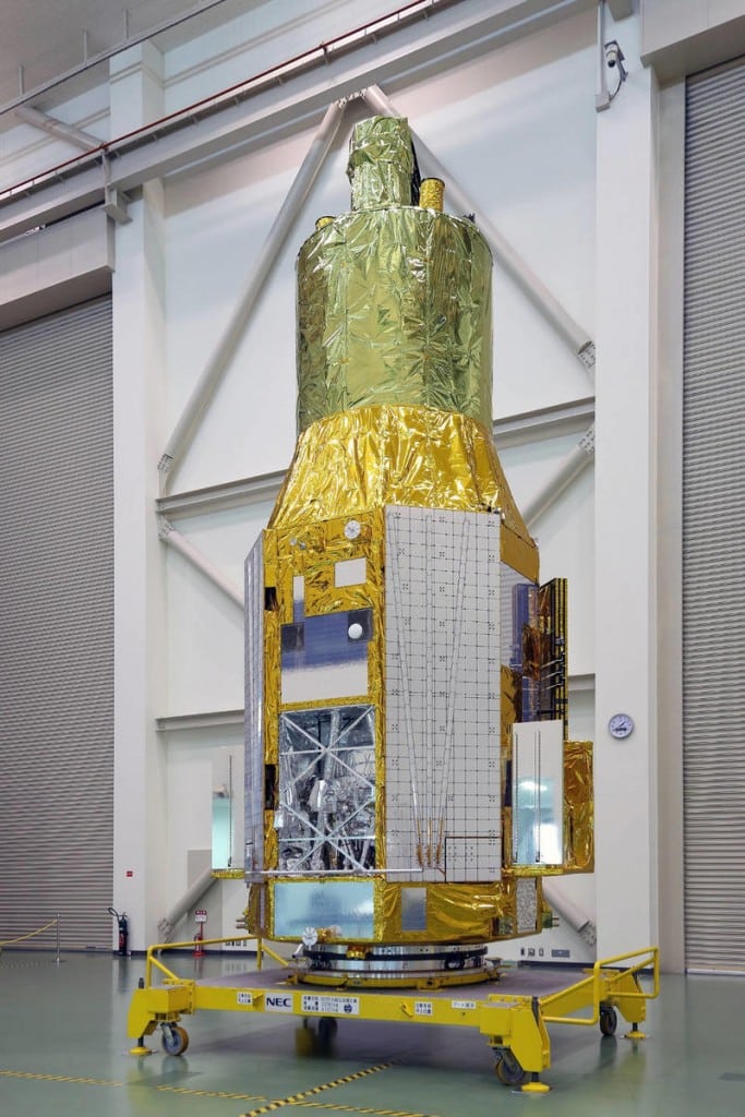 A sonda ASTRO-H em 27 de novembro de 2015, no Tsukuba Space Center no Japão. O compartimento aberto nostra a parte inferior esquerda do espectrômetro de raio-X de baixa energia. Crédito: JAXA.