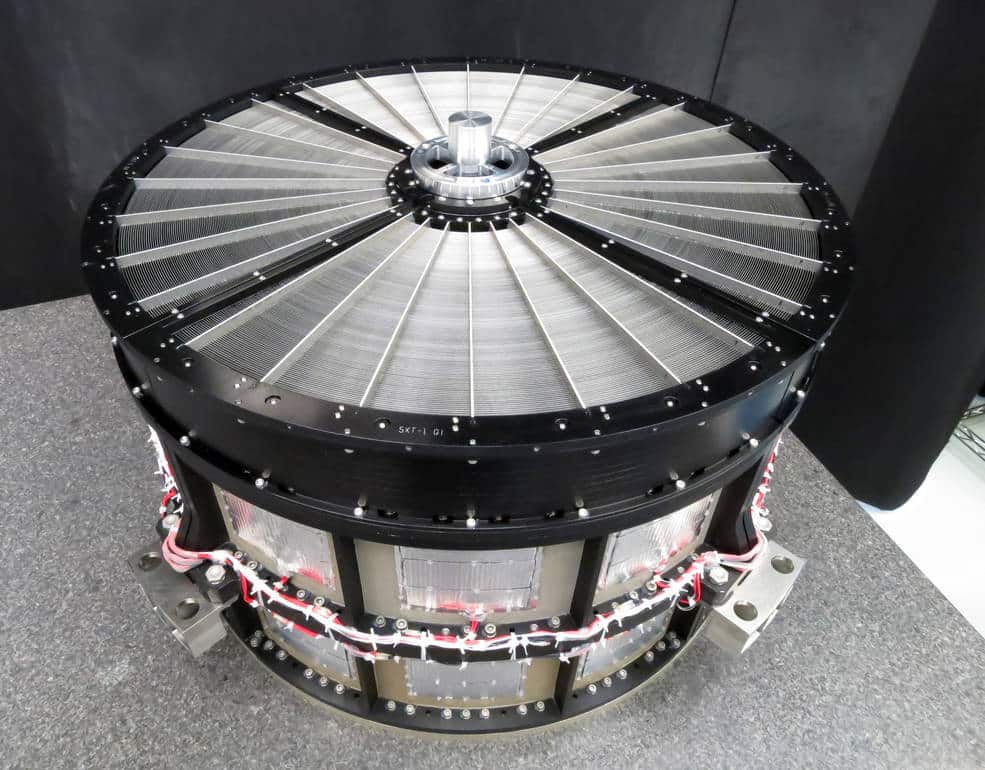 A equipe Goddard forneceu conjuntos de espelho idênticos para os telescópios de raios-X de baixa energia a bordo do ASTRO-H. Cada um tem 45 centímetros de diâmetro e contém 1624 segmentos de espelho de alumínio alinhados, precisamente dispostos em 203 camadas concêntricas. Crédito: NASA Goddard Space Flight Center.