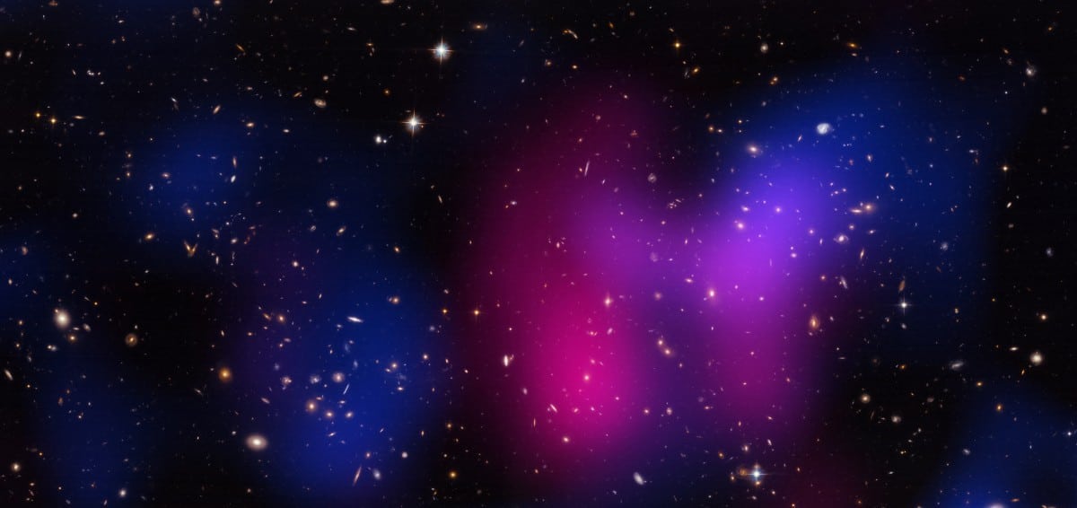 Do cluster Musket Ball observa-se claramente a separação de matéria escura (em azul) e a partir do raio-x normal a emissão de matéria (em rosa). Essa detecção indireta, no entanto, ainda não prova conclusivamente a natureza das partículas de matéria escura. Créditos da Imagem: NASA/CXC/UCDavis/W.Dawson.