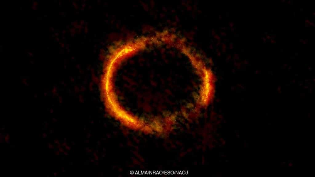 Lente gravitacional da SDP81. (Crédito: ALMA / NRAO / ESO / NAOJ)