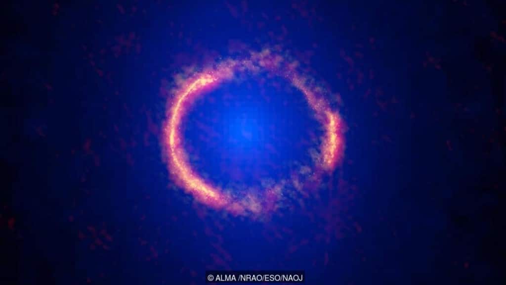 Imagem de alta resolução do Alma revela a poeira brilhante dentro da galáxia distante SDP81. (Crédito: ALMA / NRAO / ESO / NAOJ)