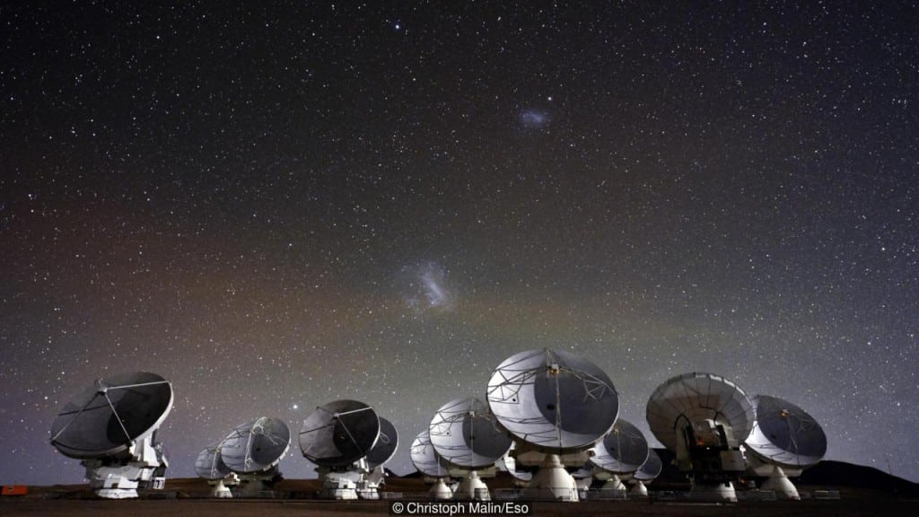O telescópio Alma tem 66 antenas de rádio a 5000 metros acima do nível do mar no Deserto do Atacama no Chile (Crédito: Christoph Malin / ESO)