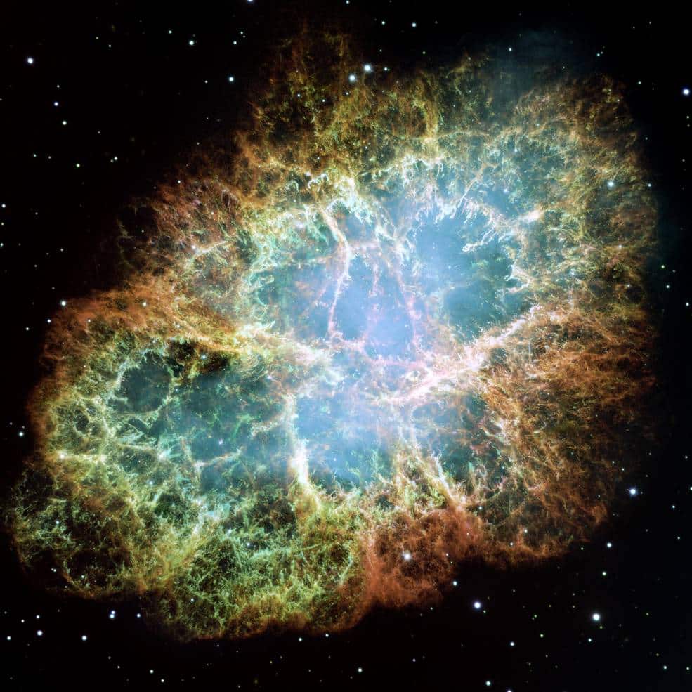 A nebulosa de vento mais conhecida é a Nebulosa do Caranguejo, localizada a cerca de 6.500 anos-luz de distância, na constelação de Touro. No centro está uma estrela de nêutrons que gira rapidamente e acelera partículas carregadas como elétrons até quase à velocidade da luz. À medida que eles giram em torno do campo magnético, as partículas emitem um brilho azulado. Esta imagem é uma composição de observações do Hubble feitas no final de 1999 e início de 2000. A Nebulosa do Caranguejo se estende por cerca de 11 anos-luz. Créditos: NASA, ESA, J. Hester e A. Loll (Arizona State University).