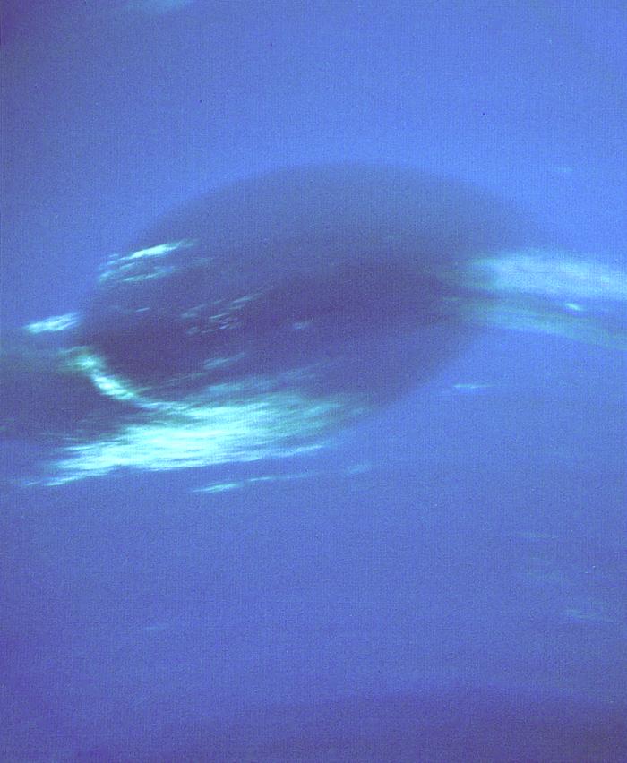 Imagem da Voyager 2 de 1989 da Grande Mancha Escura em Netuno. (Crédito: NASA / JPL).