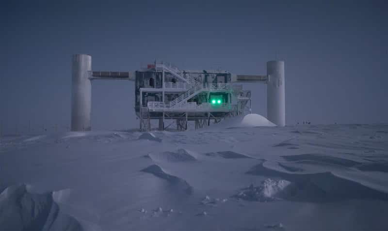 O Ice Cube é um observatório de neutrinos, cujas detectores estão enterrados abaixo da superfície da Antártida. (Photo by Emanuel Jacobi da National Science Foundation).