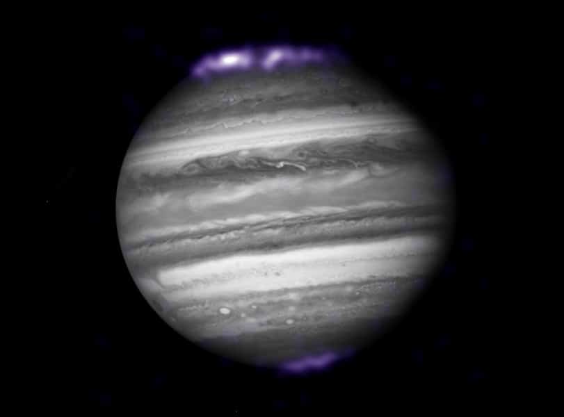 Raios-X mostram as auroras de Júpiter (cor púrpura) ondulando em torno dos polos do planeta. Esta é uma combinação de imagens obtidas pelos telescópios espaciais Chandra e Hubble. Crédito: X-RAY: CXC, SWRI, R.GLADSTONE ET AL / NASA .; OPTICAL: ESA, HUBBLE HERITAGE (AURA / STScI) / NASA.