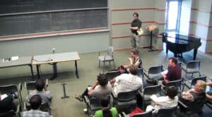 Uma sessão de discussões abertas sobre a formação de buracos negros binários, em uma oficina de respostas rápidas do IKFT, liderada pelo astrônomo Sterl Phinney.