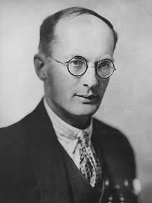 Nascido na Cracóvia, Polônia, Bronislaw Kasper Malinowski foi um antropólogo e professor. Entre 1914 e 1918, desenvolveu seu grande estudo de campo entre os habitantes das ilhas Trobriand, próximas à Nova Guiné, o qual transpôs em várias obras.