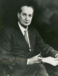 Alfred Reginald Radcliffe-Brown era inglês de Birmingham. Sua primeira pesquisa de campo foi entre os nativos das ilhas Andaman, no Golfo de Bengala, a sudoeste da Birmânia. Tornou-se professor de etnologia na London School of Economics, assumiu postos universitários na Austrália e na África do Sul, lecionou na Universidade de Chicago e, entre 1942 e 1944, esteve na Universidade de São Paulo, como professor visitante.