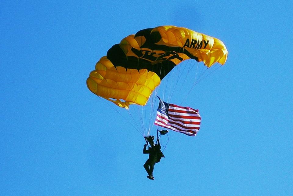 Um membro do exército americano demonstra a resistência do ar. Créditos da Imagem: Gerry Dincher.