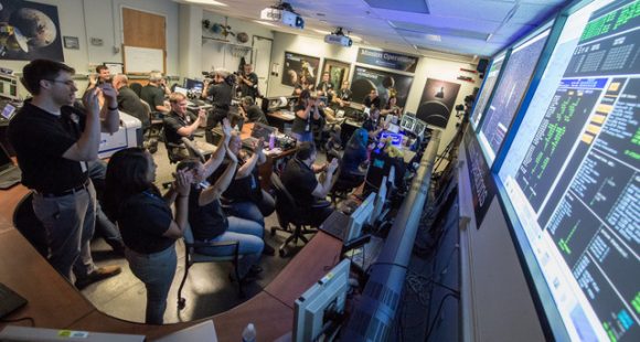 controladores de vôo New Horizons comemorar depois de terem recebido a confirmação da demonstração aérea bem sucedido da nave de Plutão em 14 de julho de 2015. Crédito: NASA / Bill Ingalls. 