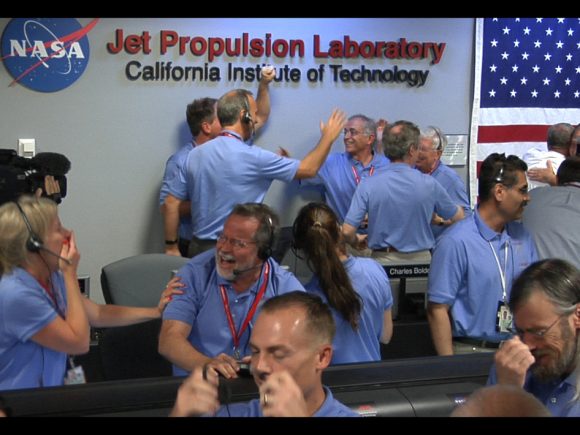A equipe do Laboratório de Ciência de Marte comemorando a aterragem bem sucedida do rover Curiosity em Marte em agosto de 2012. Crédito: NASA / JPL. 