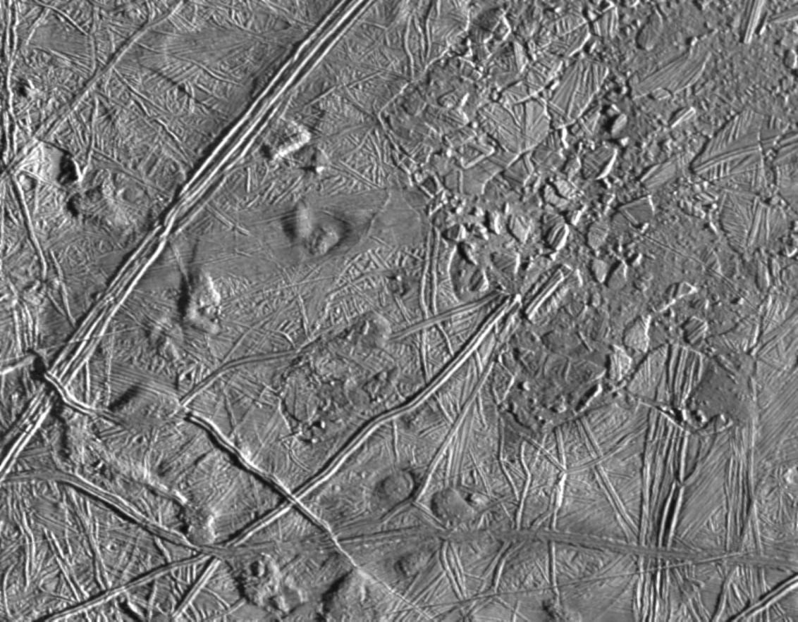 A espaçonave Galileo viu rachaduras e fissuras na região "caótica" de Europa, a evidência de um oceano líquido sob a superfície. Créditos da imagem: NASA / JPL / Galileo.