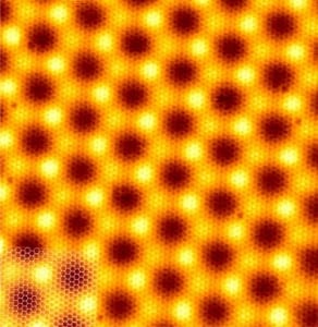 Grafeno visto microscopicamente (Tamanho da imagem 15 nm x 15 nm). Créditos da Imagem: ESRF 