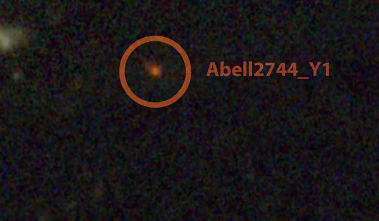 O objeto Abell2744Y1 mostrado com mais aproximação (Créditos: NASA / ESA / STScI / IAC)