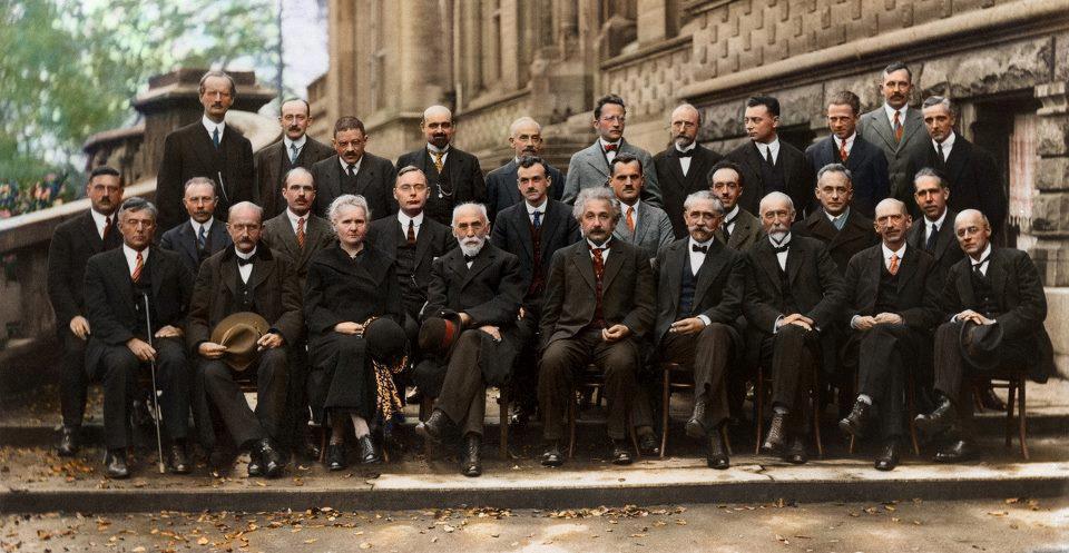 Versão colorida da foto da "Quinta Conferência de Solvay", em 1927. Crédito da Imagem: Princeton Plasma Physics Laboratory.