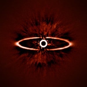 O SPHERE capturou esta imagem do anel de poeira ao redor da estrela HR 4796A. Crédito: ESO