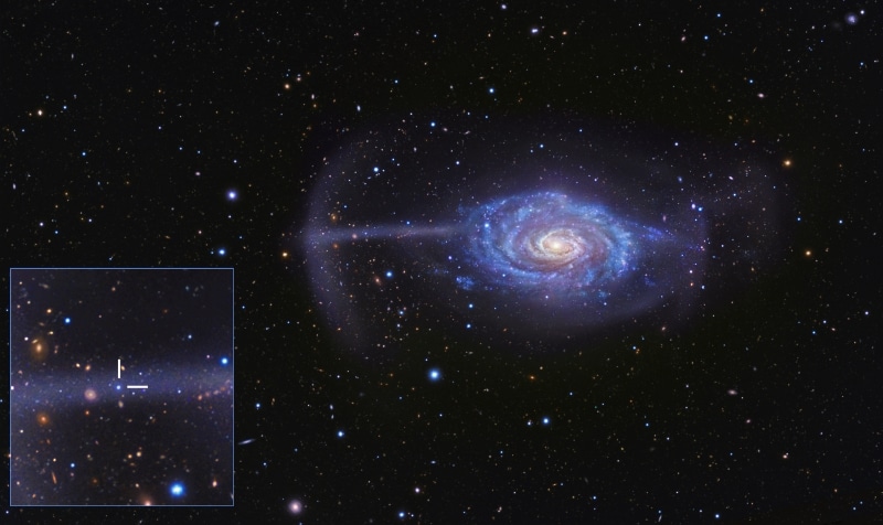 A Galáxia do Guarda-Chuva leva o nome de uma característica misteriosa vista aqui a esquerda, que sabemos agora ser os restos de uma pequena galáxia retalhada em pedaços pela gravidade. A imagem é uma combinação de dados do BlackBird Remote Observatory Telescope e da Suprime-Cam no Telescópio Subaru. A inserção mostra um pequeno aglomerado de estrelas incorporadas no fluxo, que marca o centro da galáxia devorada. Crédito: R. Jay Gabany