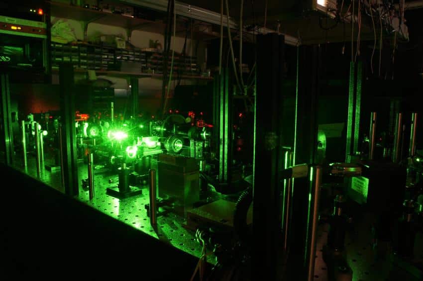 Cientistas da Universidade de Chicago e da Universidade da Califórnia, Santa Barbara, usaram este aparelho óptico para direcionar pulsos ultra-rápidos de luz para manipular o estado quântico de um único spin do elétron em um diamante. Crédito: Cortesia de Christopher Yale e Joseph Heremans / Universidade de Chicago.