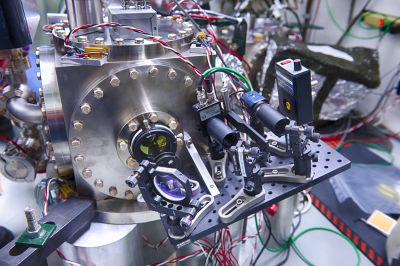 Um close-up do Holometer do Fermilab, um experimento desenhado para testar a capacidade de armazenamento de informações do Universo e determinar se vivemos em um holograma 2-D. Crédito: Fermilab.