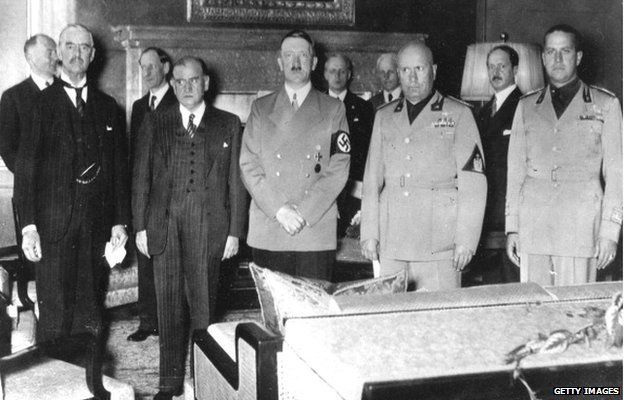 Na foto, da esquerda para a direita, Chamberlain, Daladier, Hitler, Mussolini e Ciano.