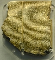 Epopeia de Gilgamesh. Tablete de argila com escrita cuneiforme, 15,2 cm x 13,3 cm. Exposto no Museu Britânico, Inglaterra.
