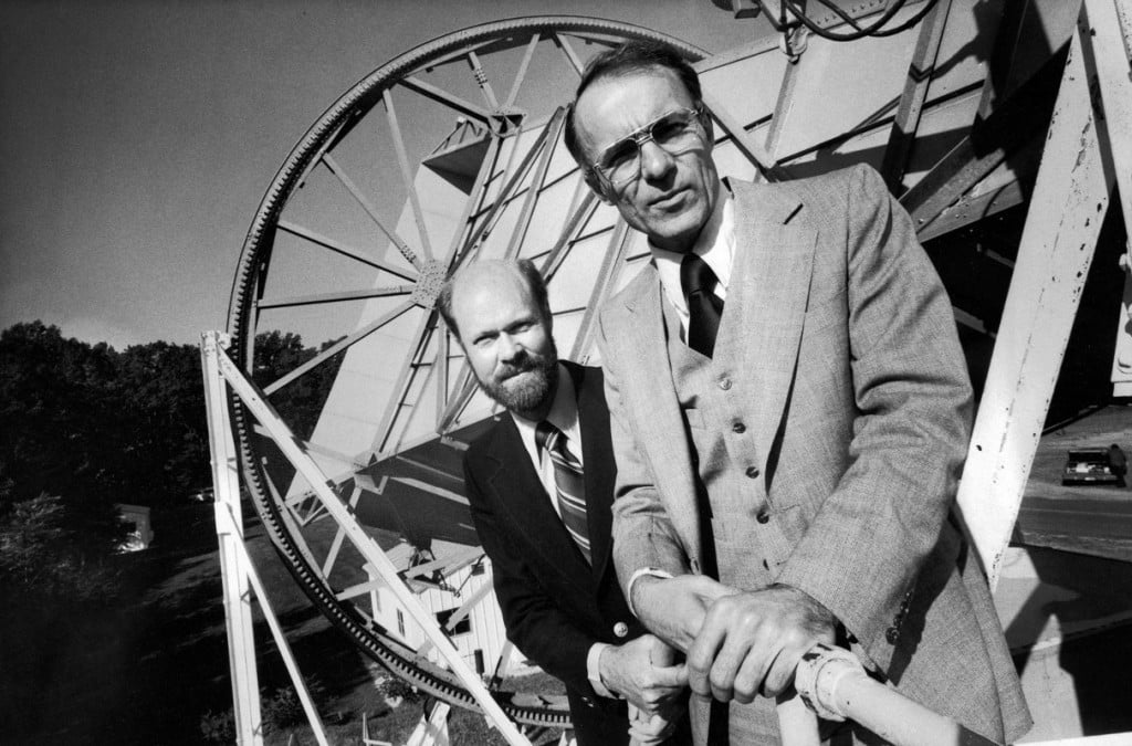 Crédito da imagem: revista LIFE, de Arno Penzias e Wilson Bob com a Holmdel Horn Antenna, que detectou o CMB pela primeira vez.