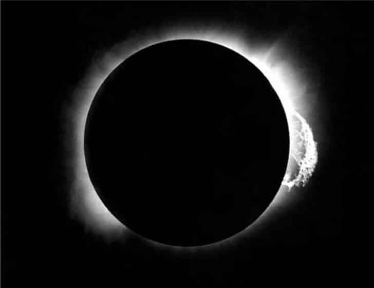 Imagem do eclipse solar de 29 de maio de 1919 feita pelo astrônomo britânico Arthur Eddington em Principe Island, Golfo da Guiné. As estrelas que ele viu durante esse eclipse (não visíveis nesta imagem) confirmou a teoria da relatividade geral de Einstein. Estrelas perto do sol pareciam um pouco deslocadas, porque sua luz tinha sido curvada pelo campo gravitacional do sol. Essa mudança só é perceptível quando o brilho do sol não obscurece as estrelas, como durante este eclipse. Crédito da imagem: Royal Astronomical Society/Science Source.
