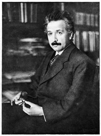 Nascido em 1879, Albert Einstein tinha 36 anos quando publicou os artigos que descrevem a relatividade geral e em seguida mudou a forma como o mundo via o espaço e o tempo. Seis anos mais tarde ele iria reivindicar o Prêmio Nobel de física de 1921 (embora não tenha sido dado a ele até 1922). Ele não ganhou por causa da teoria da relatividade mas ao invés disso pelo o que o Comitê do Nobel descreveu como "serviços a física teórica e, sobretudo, pela sua descoberta da lei do efeito fotoelétrico". Crédito da imagem: Mary Evans/Science Source.