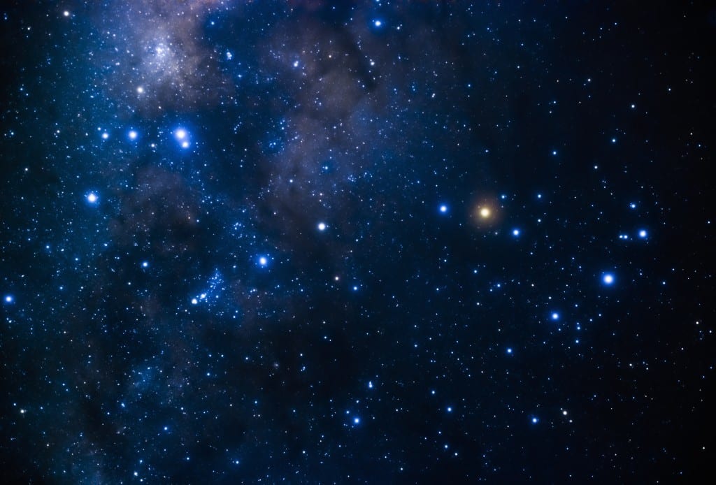 Estrelas no céu do hemisfério sul á noite, com a Via Láctea no canto superior esquerdo. Foto por Kim Westerskov e Getty Images