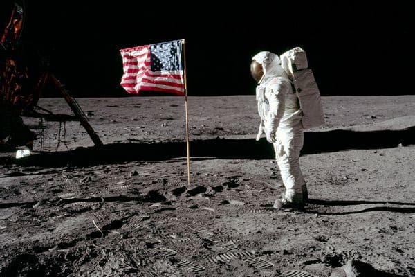 O Homem e a Bandeira no Solo Lunar